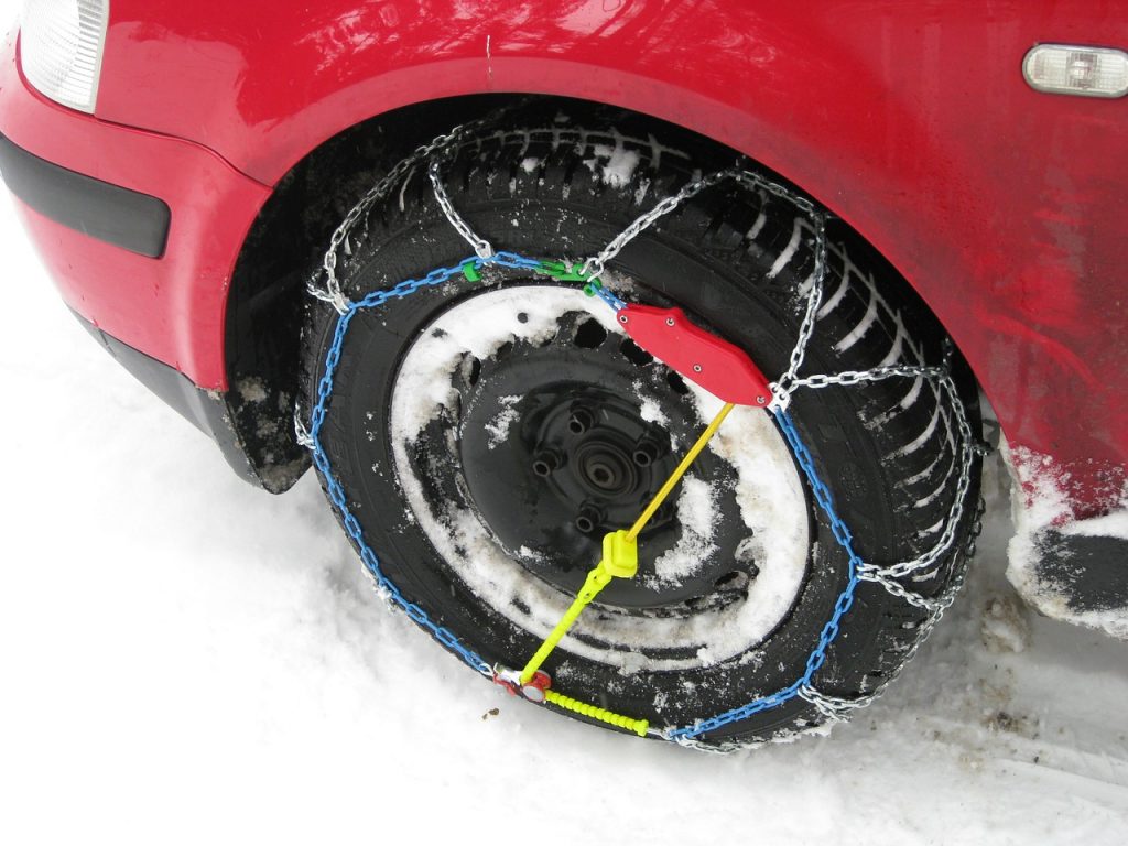 Hólánc, hókengyel, hózokni: mit válasszak téli vezetéshez?