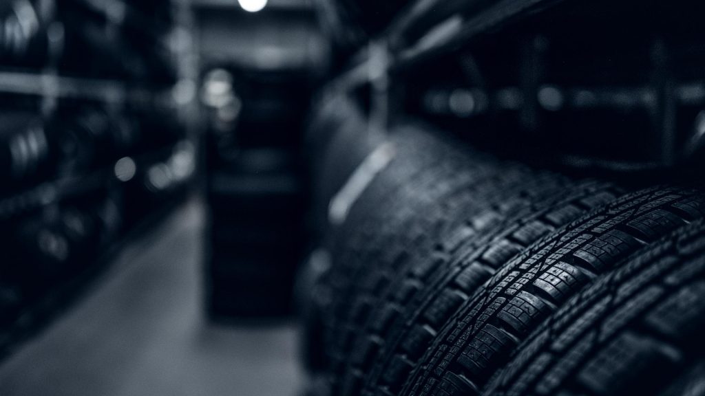 Csökkenő mértékben, de tovább emelkednek a gumiszerviz szolgáltatási árak