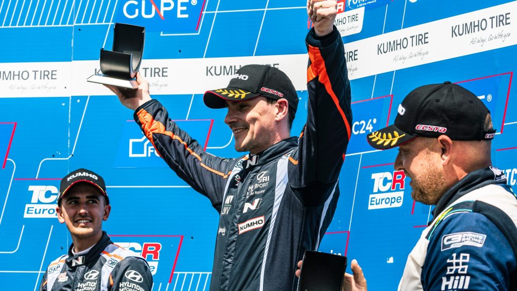 Michelisz Norbert beírta magát a Kumho TCR Word Tour történelmébe