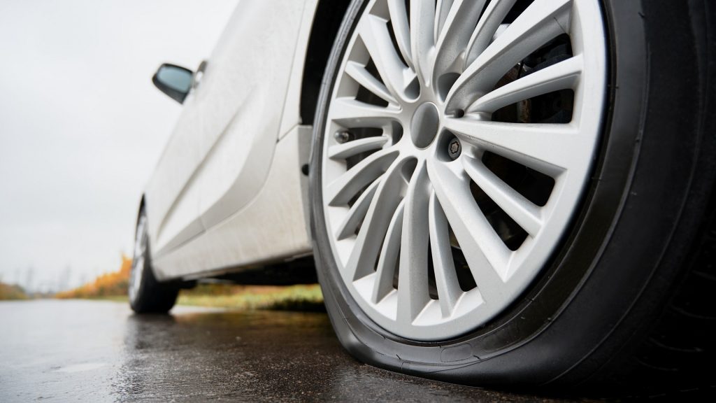 Durrdefekt: tegye ezt, ha vezetés közben defektet kap