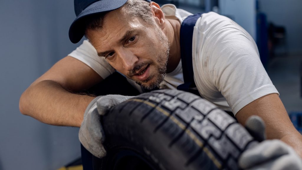 Gumiabroncs felülete egyenetlenül kopik? Ezt érdemes tenni!