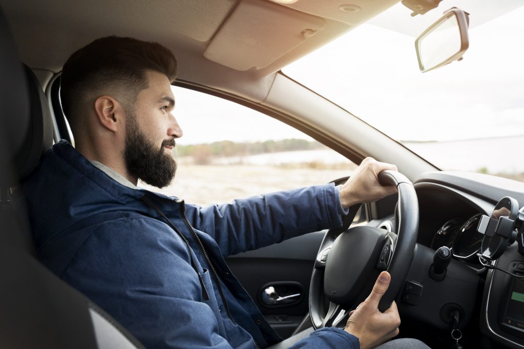 Mi a teendő, ha kanyarodáskor nyikorog a gumi?