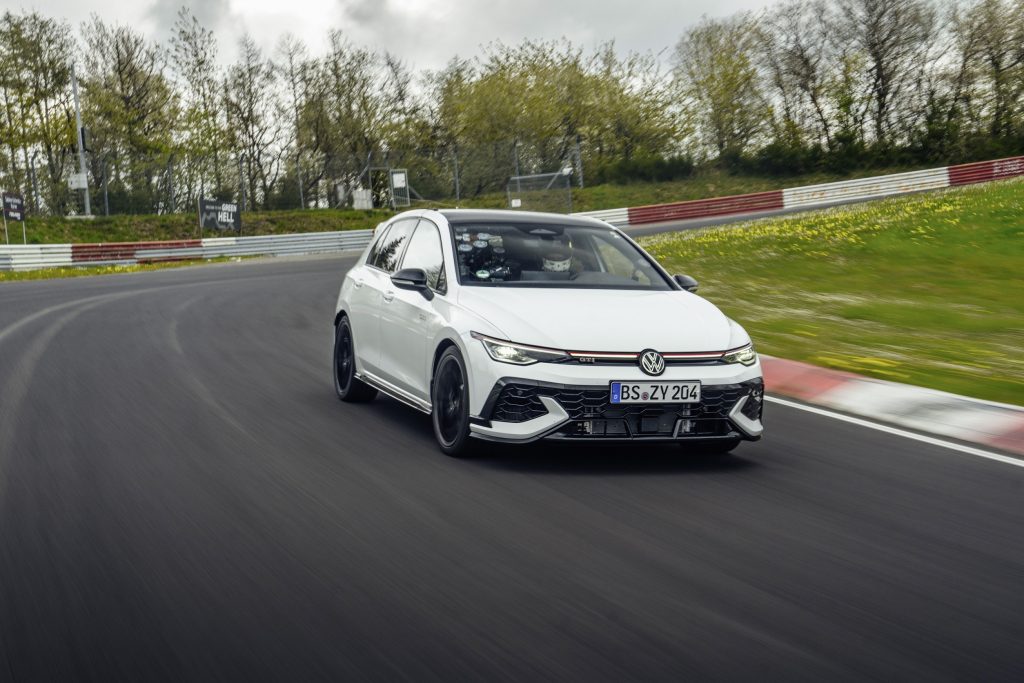 Egyedi Bridgestone-abroncsokkal ünnepel a Volkswagen, itt a Golf GTI 50 Edition!