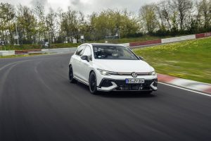 Egyedi Bridgestone-abroncsokkal ünnepel a Volkswagen, itt a Golf GTI 50 Edition! Lamborghini Fenomeno Bridgestone abroncs