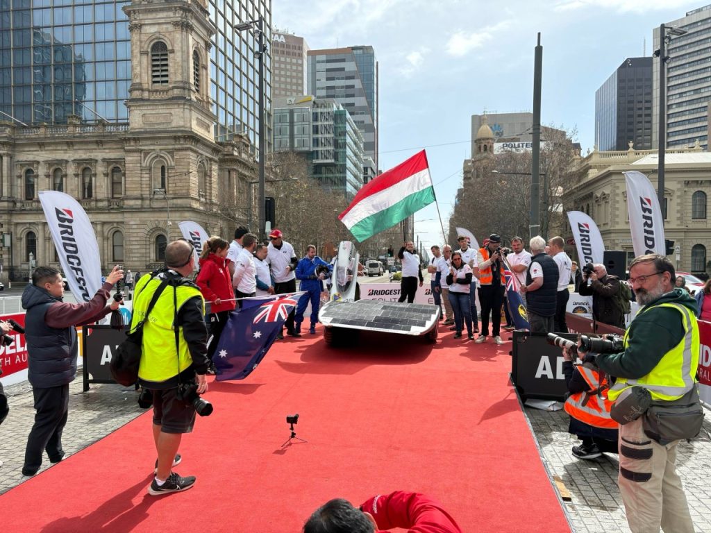 Magyar siker a világ legnagyobb napelemesautó-versenyén – 10. helyezést ért el a Neumann Solar Team a Bridgestone World Solar Challenge-en Bridgestone World Solar Challenge