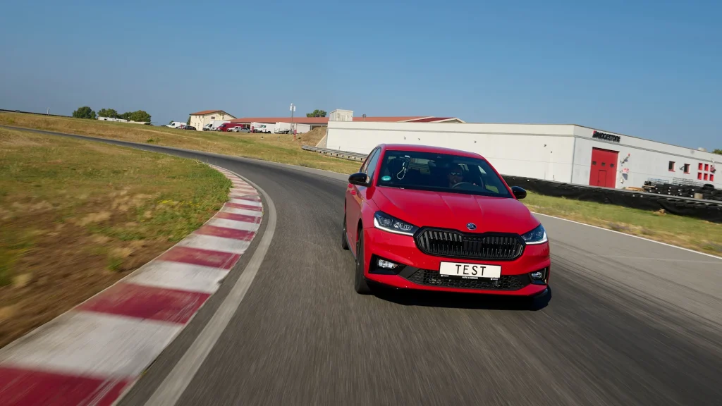 2026-os ADAC négyévszakos gumi teszt 185/65 R15 méretben Continental AllSeasonContact 2 tesztgyőzelemmel.